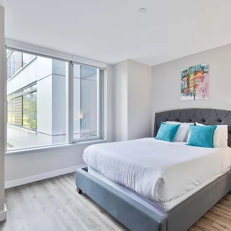 Luxury Apt In Seaport With Gym